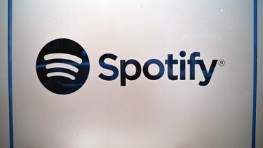 Das Spotify-Logo ist am 18. November 2025 am Hauptsitz des Unternehmens in Stockholm, Schweden, abgebildet.