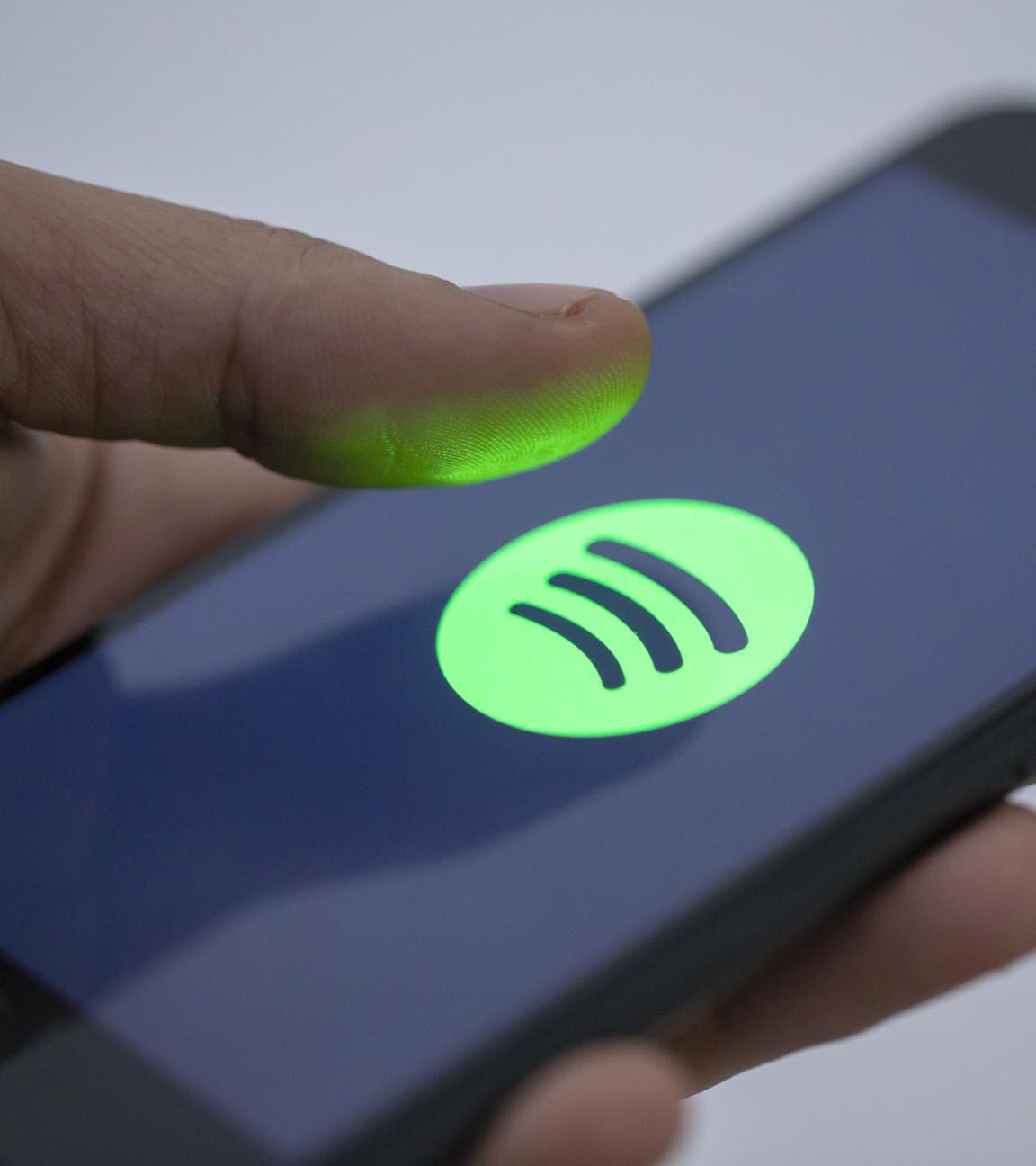Das Spotify-Logo ist auf einem Handybildschirm zu sehen.