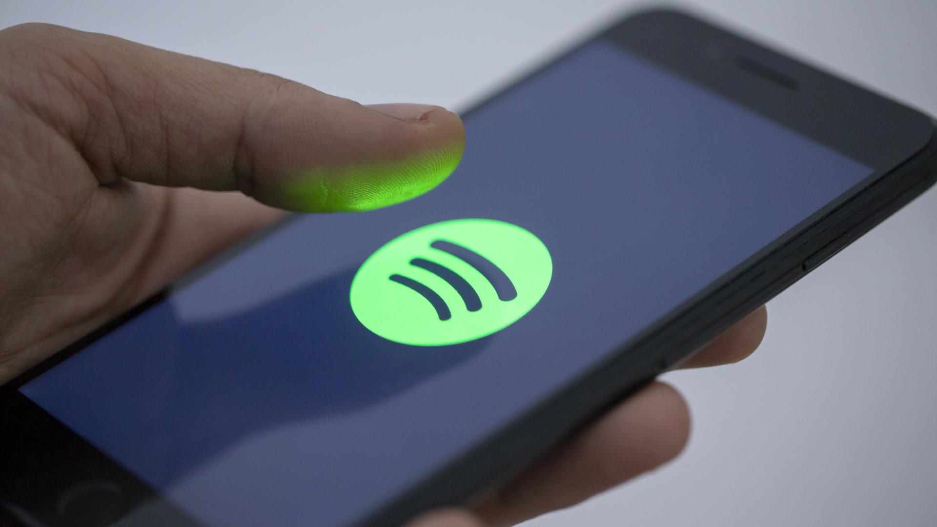 Das Spotify-Logo ist auf einem Handybildschirm zu sehen.