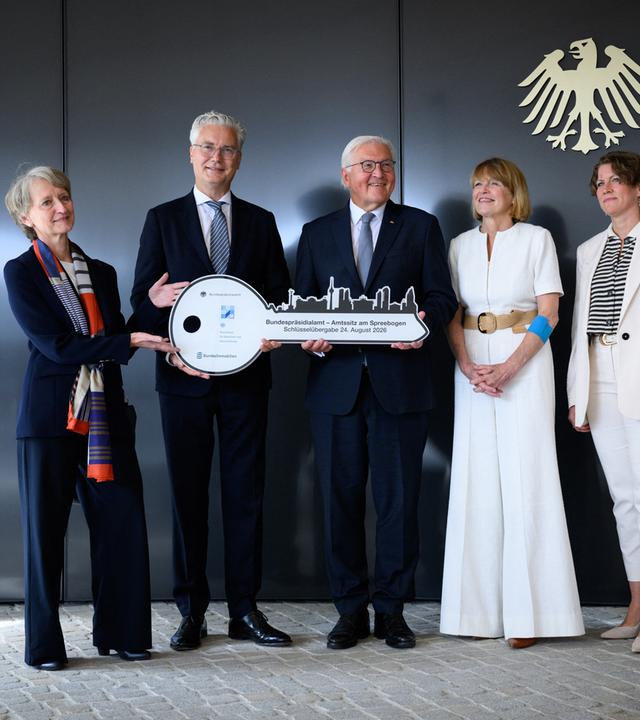  Bundespräsident Frank-Walter Steinmeier (M) und seine Frau Elke Büdenbender (2.v.r) stehen zusammen mit Petra Wesseler (l), Präsidentin des Bundesamts für Bauwesen und Raumordnung, Alexander von Erdély (2.v.l), Sprecher des Vorstands der Bundesanstalt für Immobilienaufgaben, und Dörte Dinger (r), Chefin des Bundespräsidialamts, bei der symbolischen Schlüsselübergabe.
