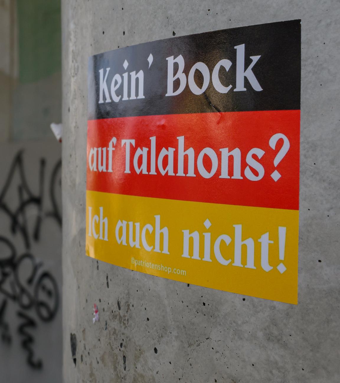 Ein Aufkleber in den Nationalfarben von Deutschland mit der Aufschrift "Kein Bock auf Talahons? Ich auch nicht!" ist an einer Mauer am Busbahnhof der Stadt Spremberg im Landkreis Spree-Neiße zu sehen.