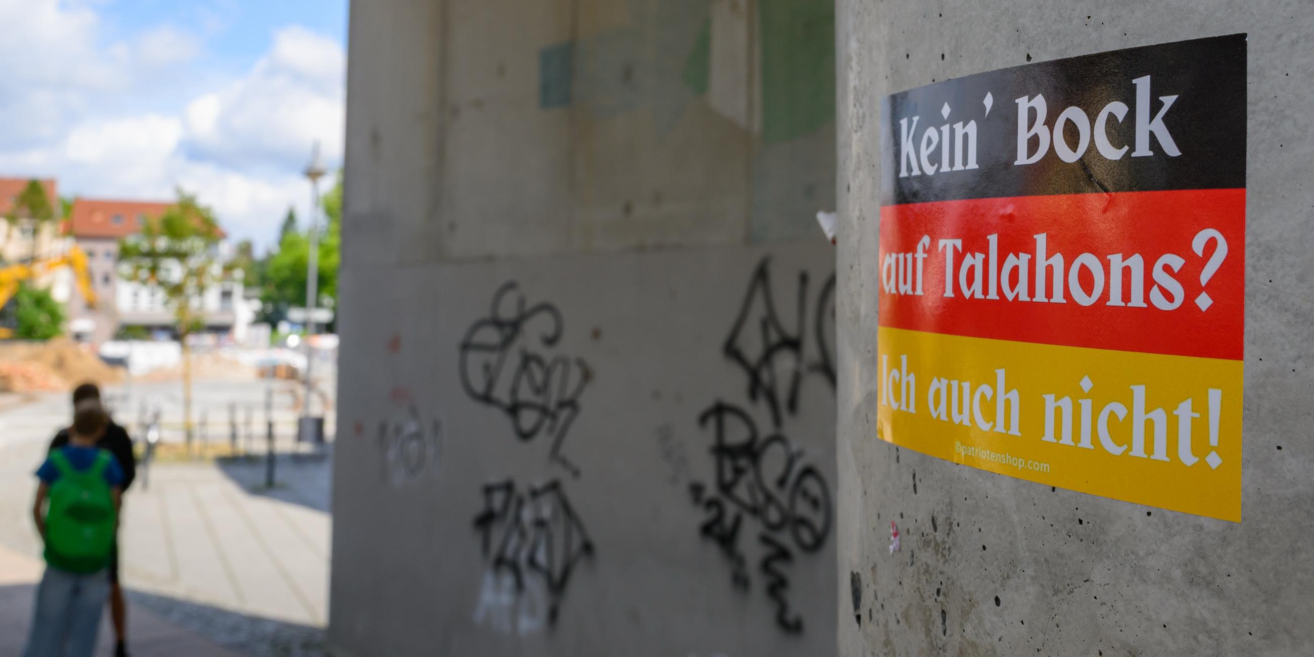 Ein Aufkleber in den Nationalfarben von Deutschland mit der Aufschrift "Kein Bock auf Talahons? Ich auch nicht!" ist an einer Mauer am Busbahnhof der Stadt Spremberg im Landkreis Spree-Neiße zu sehen.
