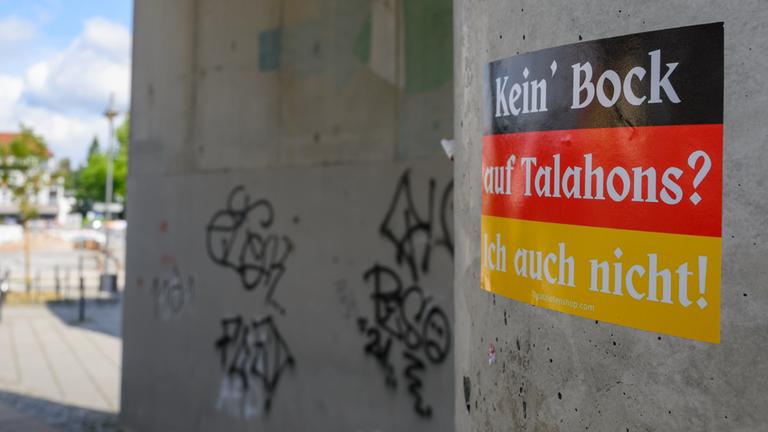 Ein Aufkleber in den Nationalfarben von Deutschland mit der Aufschrift "Kein Bock auf Talahons? Ich auch nicht!" ist an einer Mauer am Busbahnhof der Stadt Spremberg im Landkreis Spree-Neiße zu sehen.