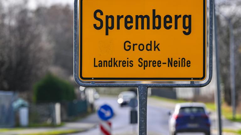 Brandenburg, Spremberg: Das Ortseingangsschild der Stadt im Landkreis Spree-Neiße.