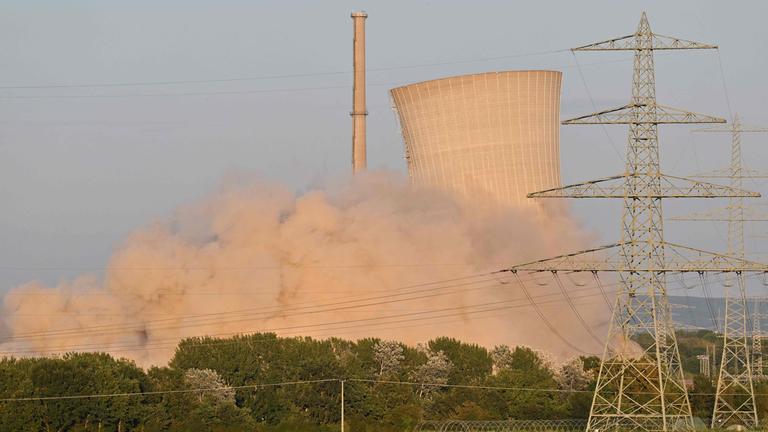 Der erste Kühlturm des AKW Grafenrheinfeld ist eingestürzt