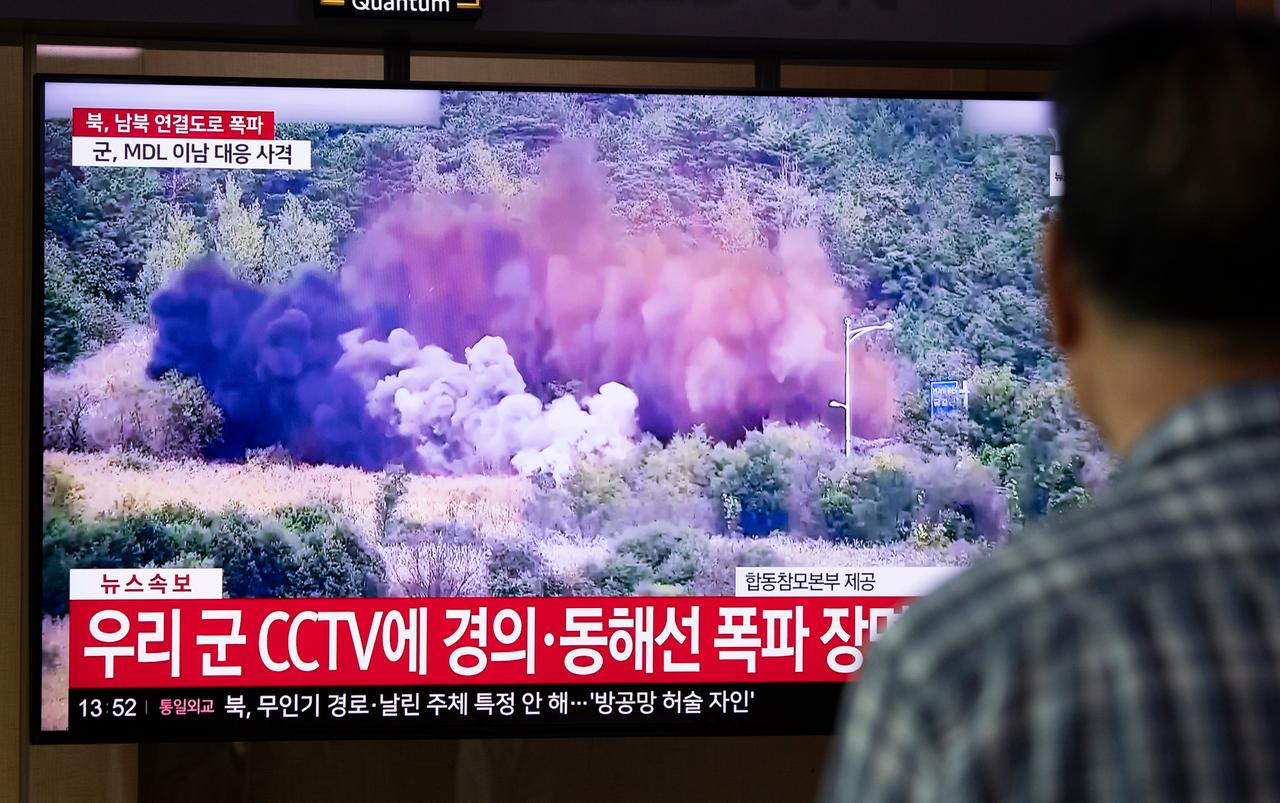 Ein Mann sieht die Nachrichten in einem Bahnhof in Seoul, am 15.10.2024.