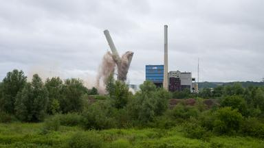  Ein Kühlturm und zweie Kamine des Kraftwerk Ensdorf werden gesprengt am 30.06.2024.