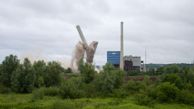  Ein Kühlturm und zweie Kamine des Kraftwerk Ensdorf werden gesprengt am 30.06.2024.