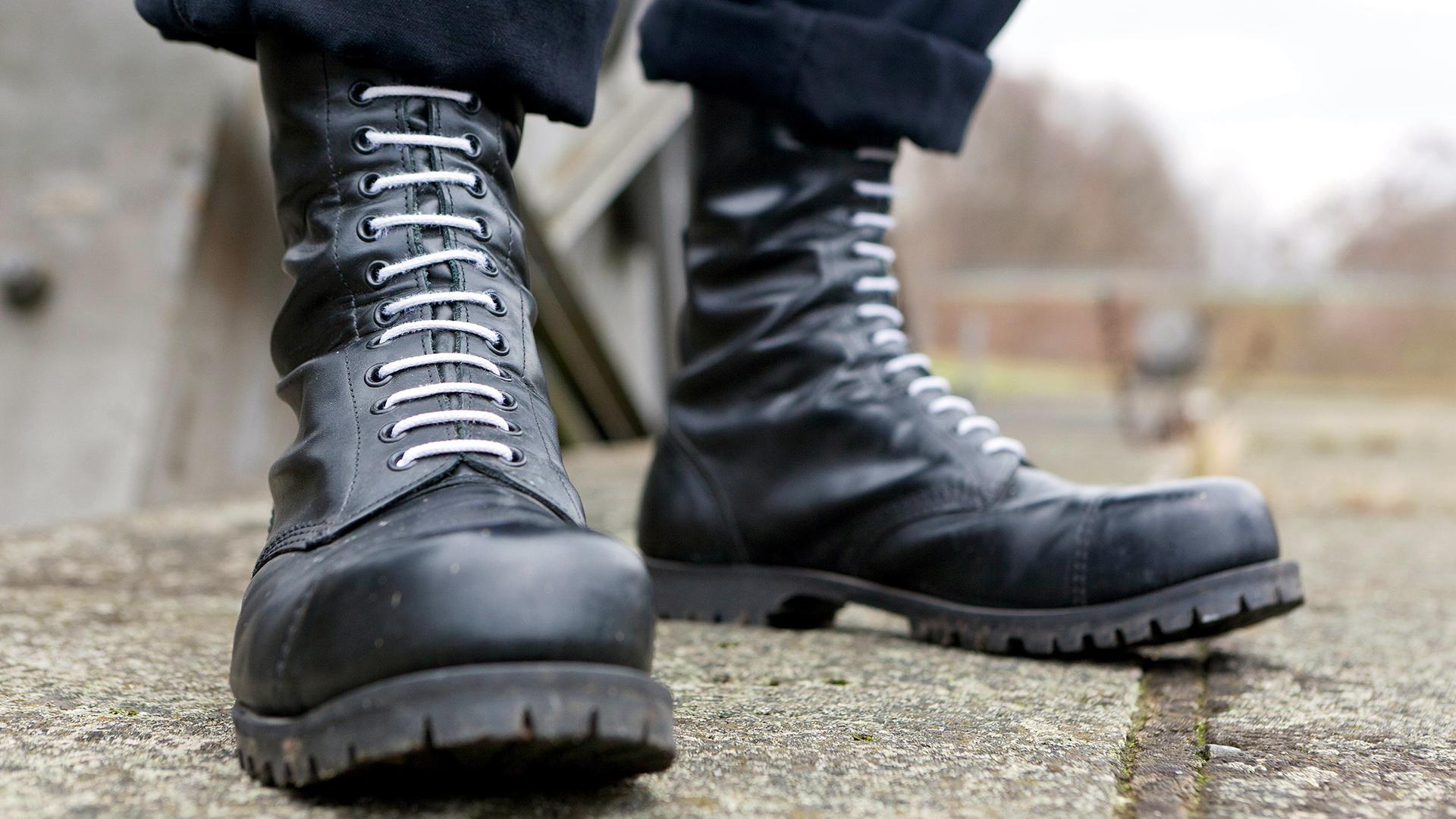 Springerstiefel mit weißen Schnürsenkeln