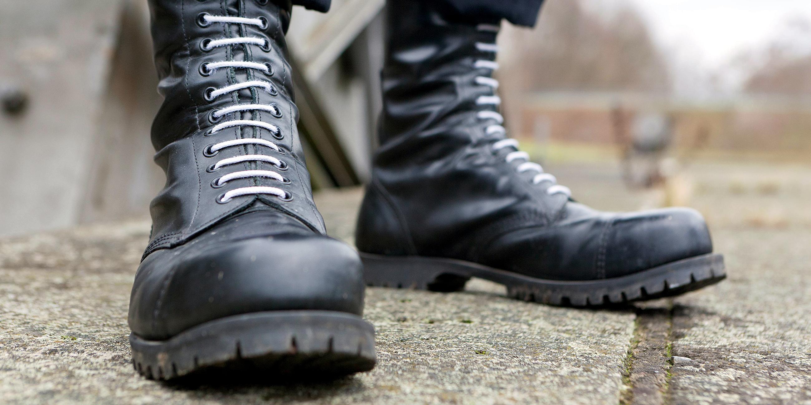 Springerstiefel mit weißen Schnürsenkeln