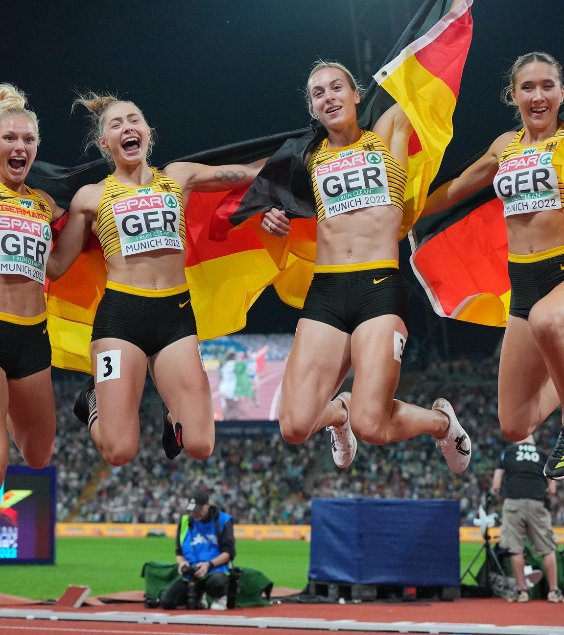 Deutsche 100m-Sprintstaffel der Frauen bejubelt ihren EM-Sieg 2022: Lisa Meyer (l-r), Gina Lückenkemper, Alexandra Burghardt und Rebekka Haase