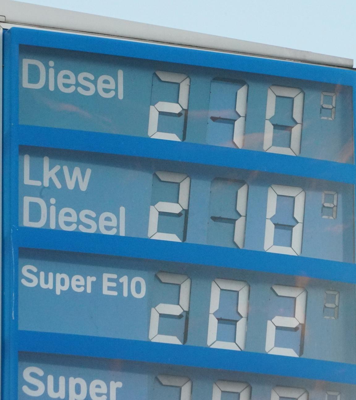 Preismast einer Tankstelle. Die Preise haben sich massiv erhöht für  Diesel und Benzin.