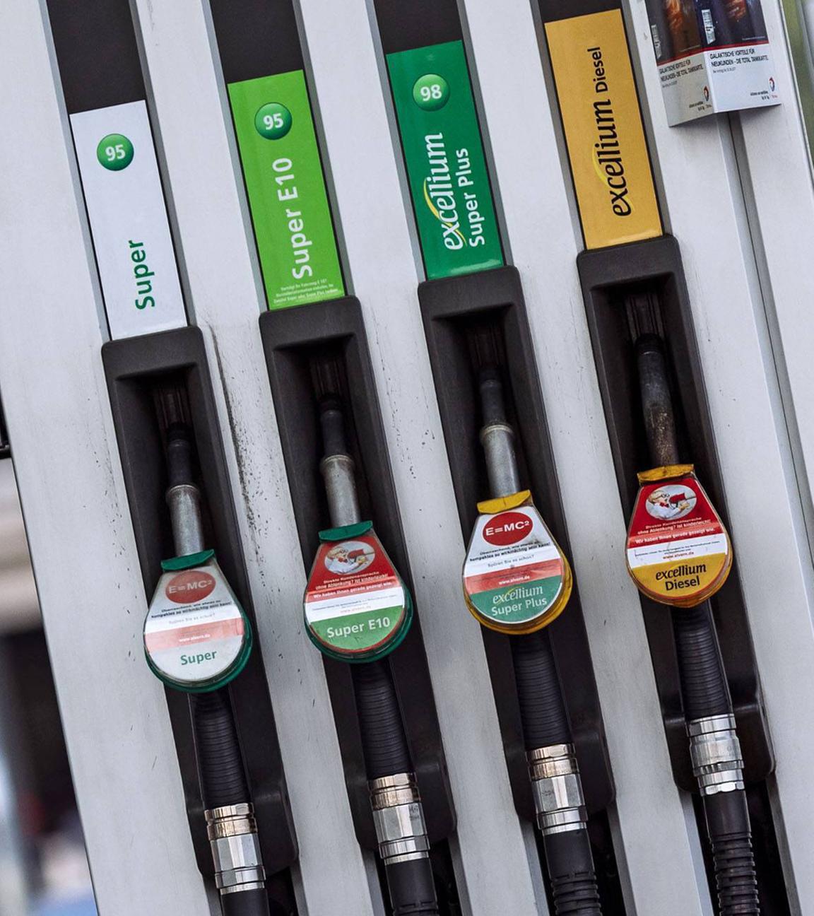 Archiv: Zapfsäule an einer Total-Tankstelle am Flughafen Köln/Bonn