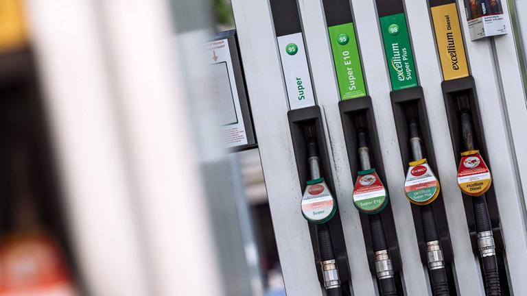 Archiv: Zapfsäule an einer Total-Tankstelle am Flughafen Köln/Bonn