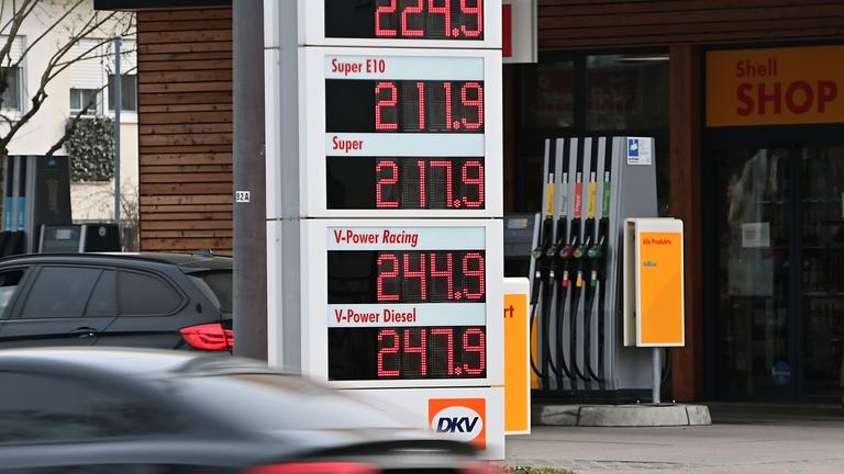 Die enorm gestiegenen Ölpreise merken viele vor allem beim Tanken.