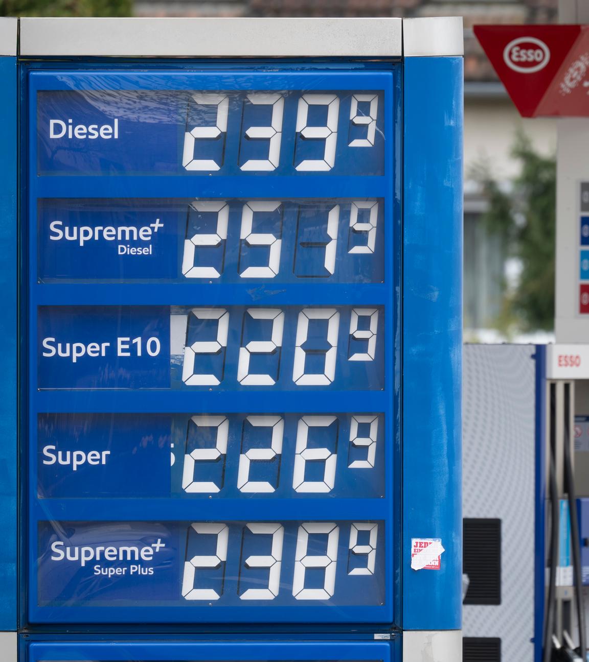 Seit heute dürfen Tankstellen nur einmal täglich, um 12 Uhr, die Preise erhöhen.