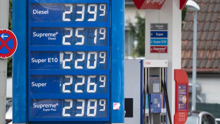 Seit heute dürfen Tankstellen nur einmal täglich, um 12 Uhr, die Preise erhöhen.