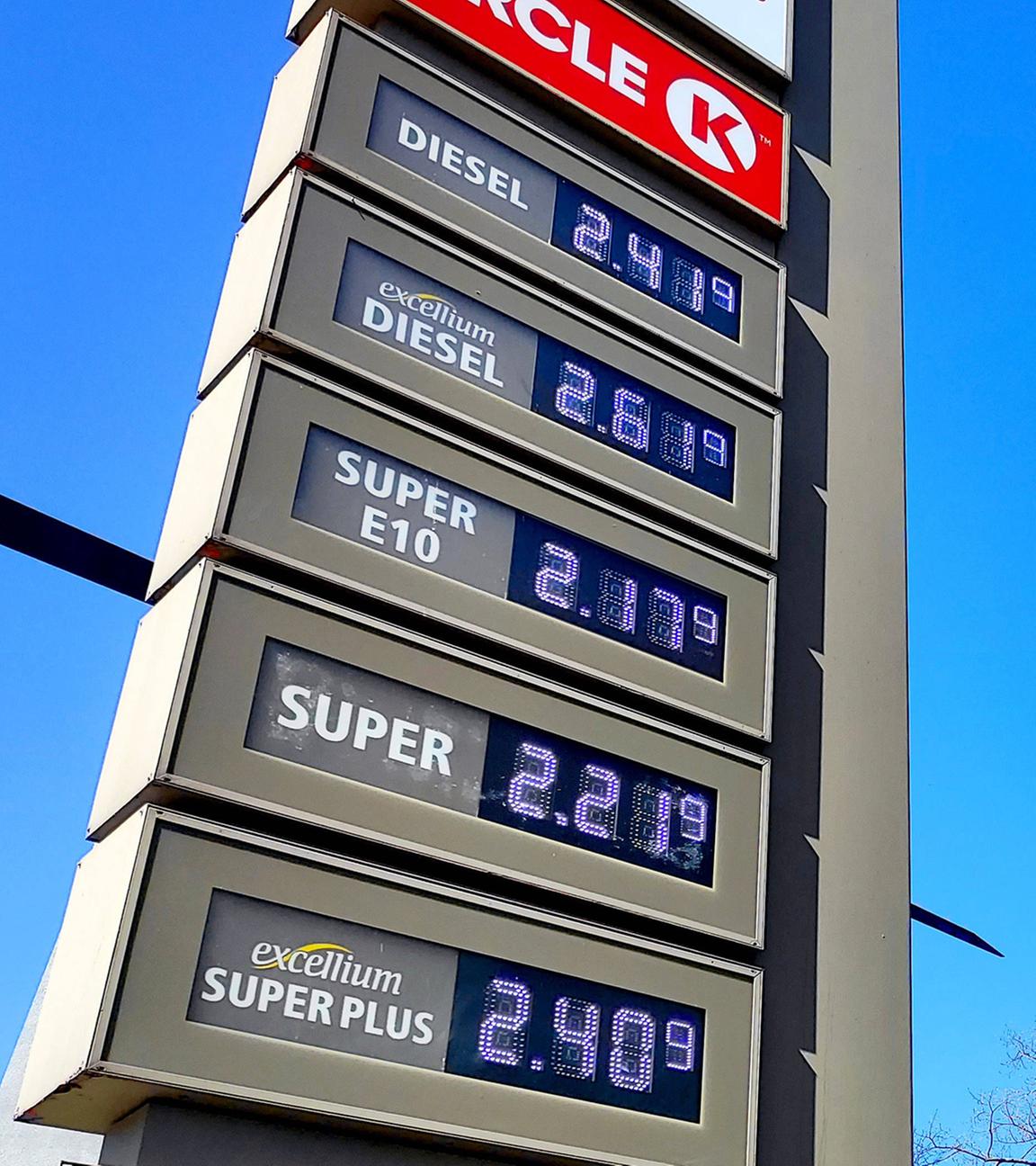 Spritpreise nach 12 Uhr an einer Tankstelle in Berlin.