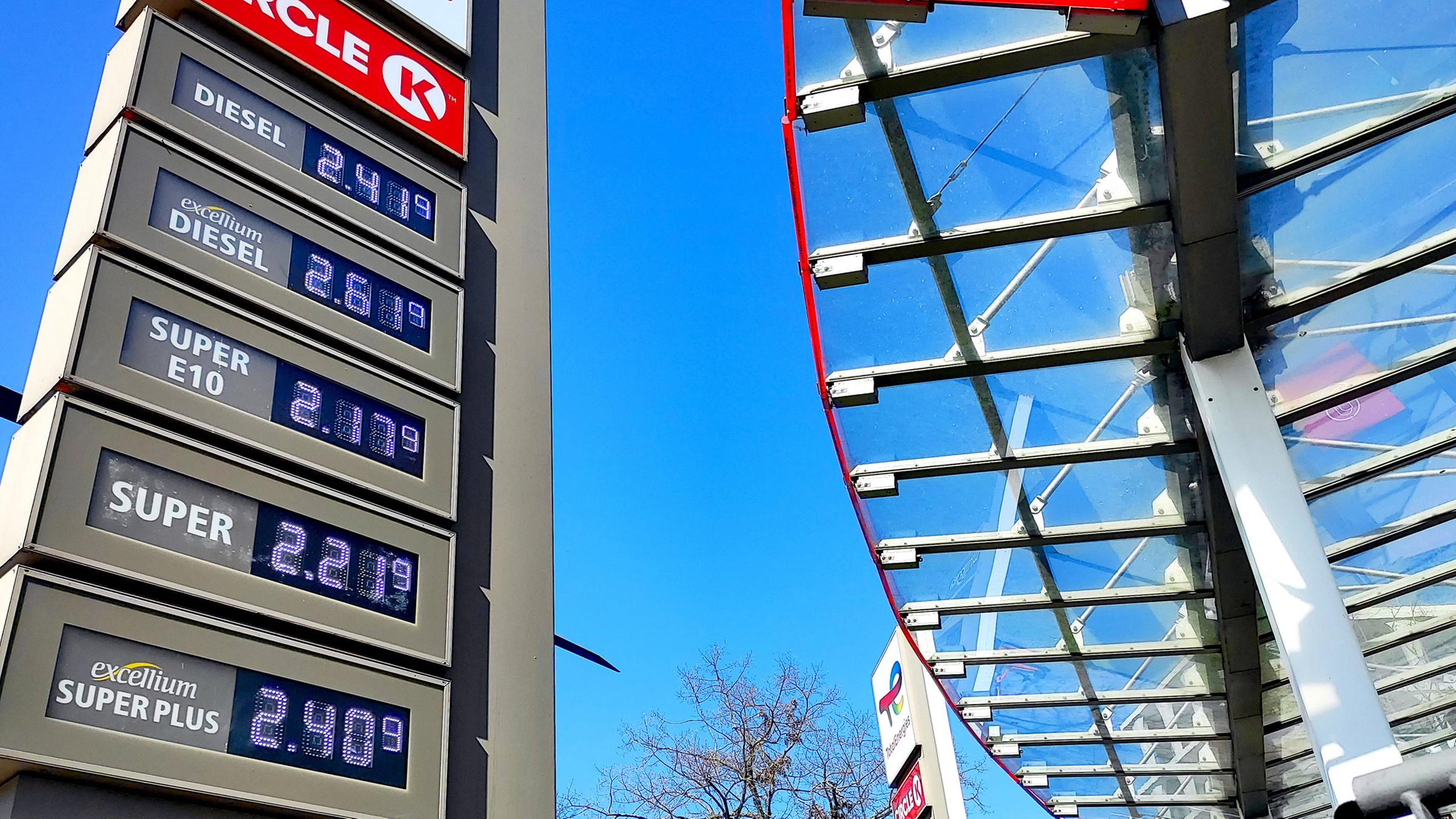 Spritpreise nach 12 Uhr an einer Tankstelle in Berlin.