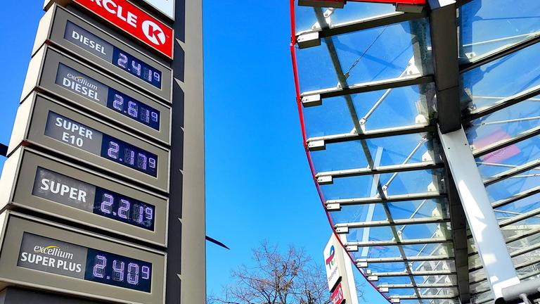 Spritpreise nach 12 Uhr an einer Tankstelle in Berlin.