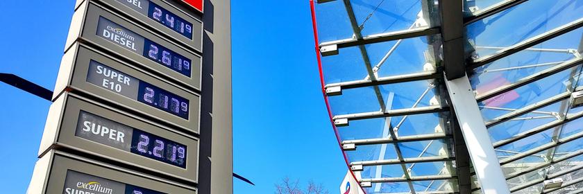 Spritpreise nach 12 Uhr an einer Tankstelle in Berlin.