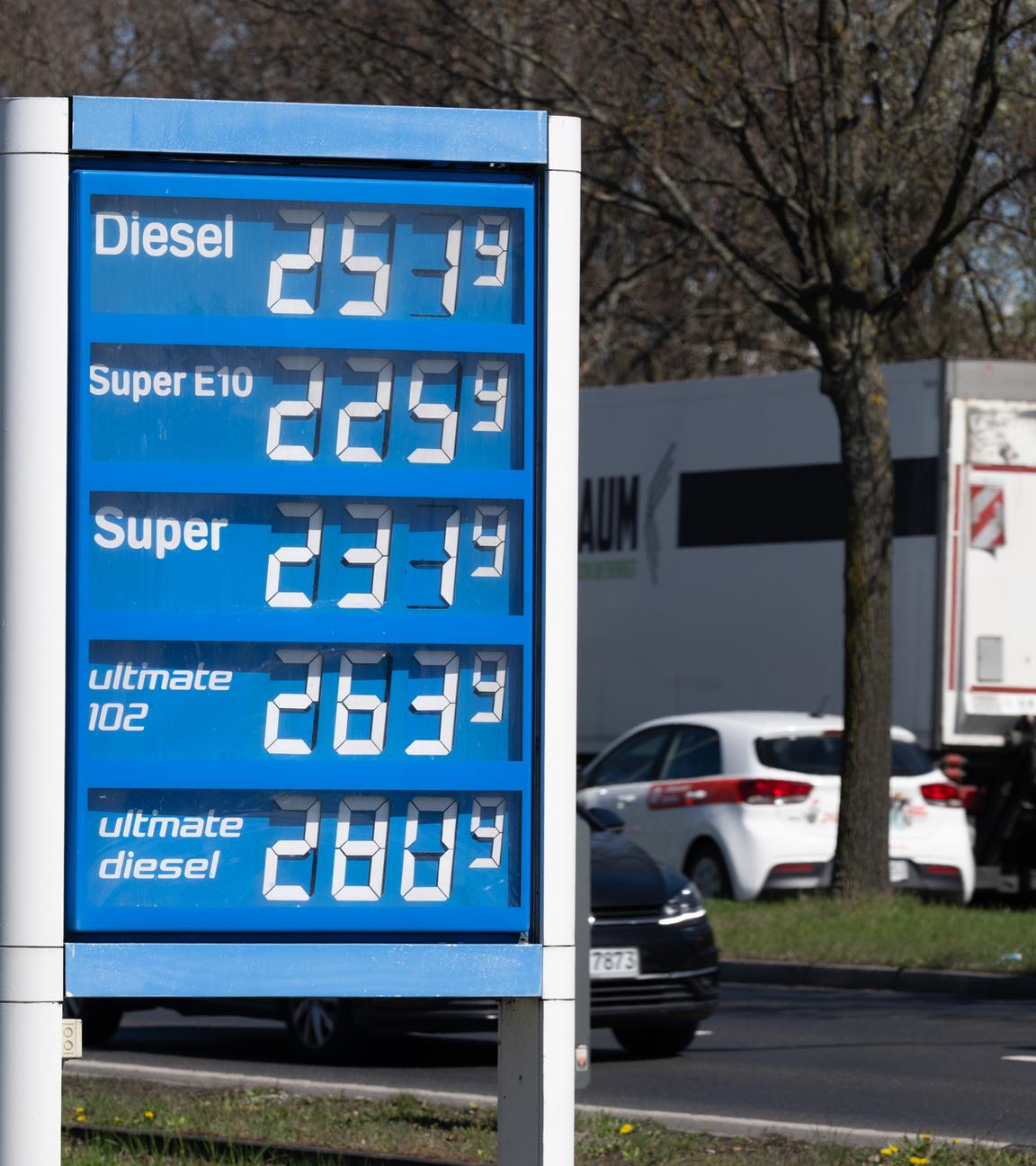 Viele Tankstellenbetreiber halten sich nicht an das neue Spritpreisgesetz und erhöen ihre Preise mehrfach am Tag.