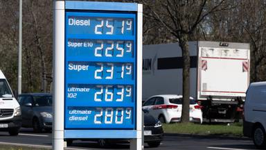 Viele Tankstellenbetreiber halten sich nicht an das neue Spritpreisgesetz und erhöen ihre Preise mehrfach am Tag.