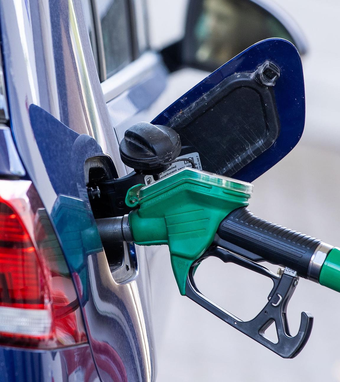 Die Zapfpistole für Super-Kraftstoff steckt in einer Tankstelle im Tankstutzen eines Autos