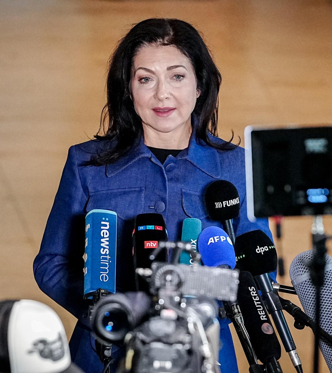 Katherina Reiche gibt im Bundestag nach der Abstimmung zum Spritpreis-Paket ein Pressestatement