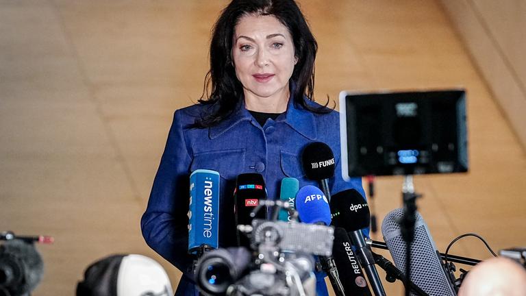 Katherina Reiche gibt im Bundestag nach der Abstimmung zum Spritpreis-Paket ein Pressestatement