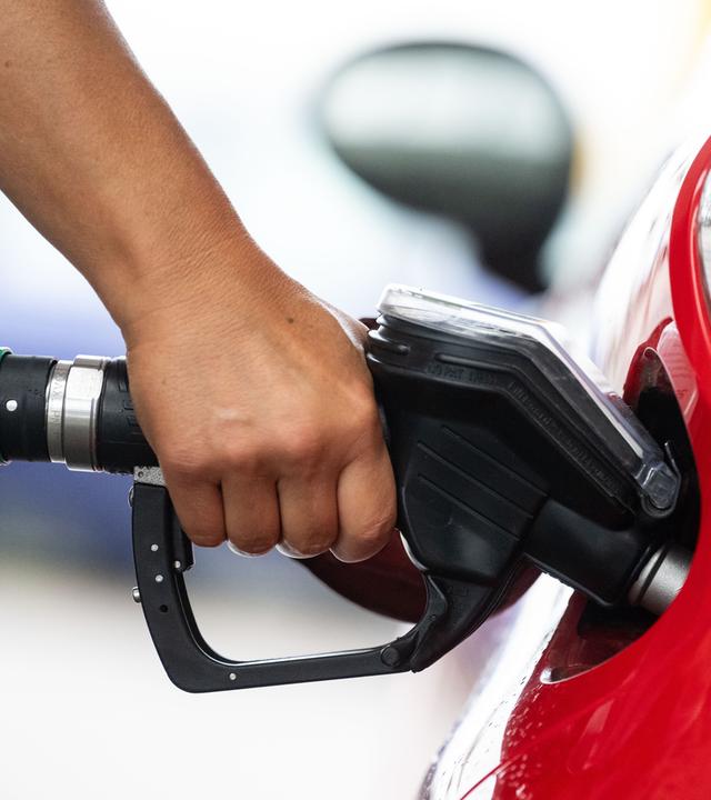 Baden-Württemberg, Neuhausen auf den Fildern: Eine Frau tankt an einer Tankstelle des Bundesverbands Freier Tankstellen und Unabhängiger Deutscher Mineralölhändler (BFT).
