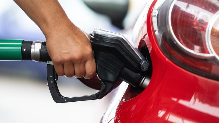 Baden-Württemberg, Neuhausen auf den Fildern: Eine Frau tankt an einer Tankstelle des Bundesverbands Freier Tankstellen und Unabhängiger Deutscher Mineralölhändler (BFT).