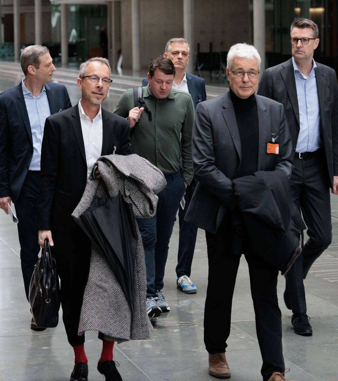 Volker Holtfrerich (3.r), Leiter Shell-Büro Berlin, Enno Harks (2.r), Leiter Hauptstadtbüro und Bereichsleiter Energiepolitik & Kommunikation, Patrick Wendeler (r), Vorstandsvorsitzender BP Europa SE, und andere Vertreter der Mineralöl-Wirtschaft, kommen am Paul Löbe Haus in Berlin zu einer Sitzung der Taskforce zu den steigenden Spritpreisen.