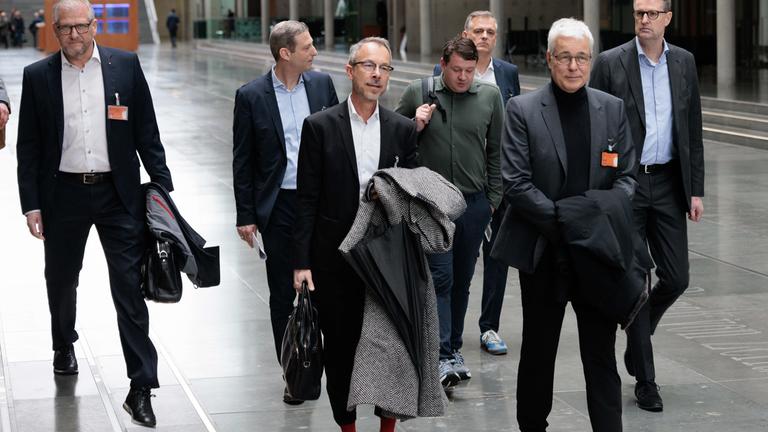 Volker Holtfrerich (3.r), Leiter Shell-Büro Berlin, Enno Harks (2.r), Leiter Hauptstadtbüro und Bereichsleiter Energiepolitik & Kommunikation, Patrick Wendeler (r), Vorstandsvorsitzender BP Europa SE, und andere Vertreter der Mineralöl-Wirtschaft, kommen am Paul Löbe Haus in Berlin zu einer Sitzung der Taskforce zu den steigenden Spritpreisen.