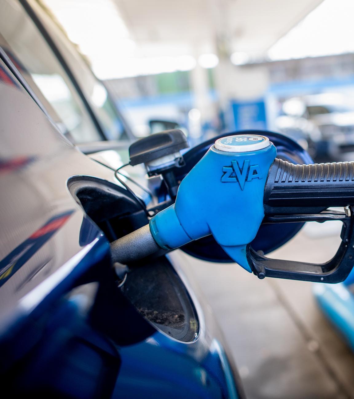 Oldenburg: Eine Zapfpistole mit der Aufschrift Super 95 steckt an einer Tankstelle in der Tanköffnung eines Fahrzeugs.