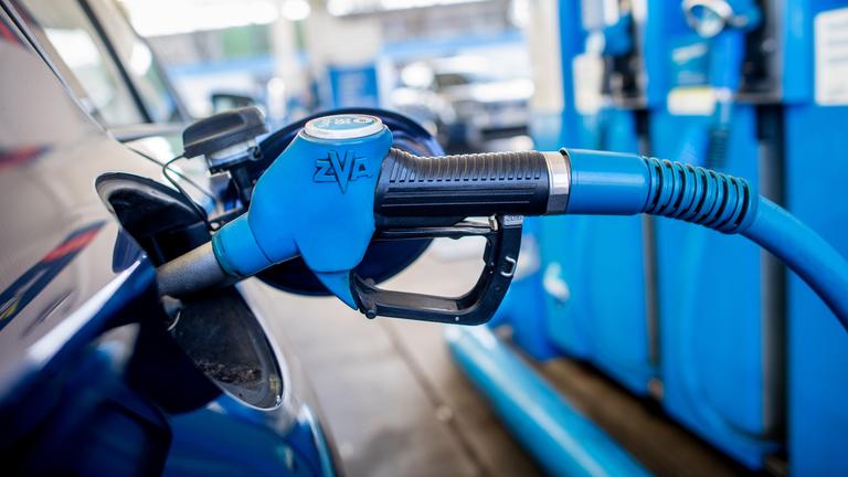 Oldenburg: Eine Zapfpistole mit der Aufschrift Super 95 steckt an einer Tankstelle in der Tanköffnung eines Fahrzeugs.