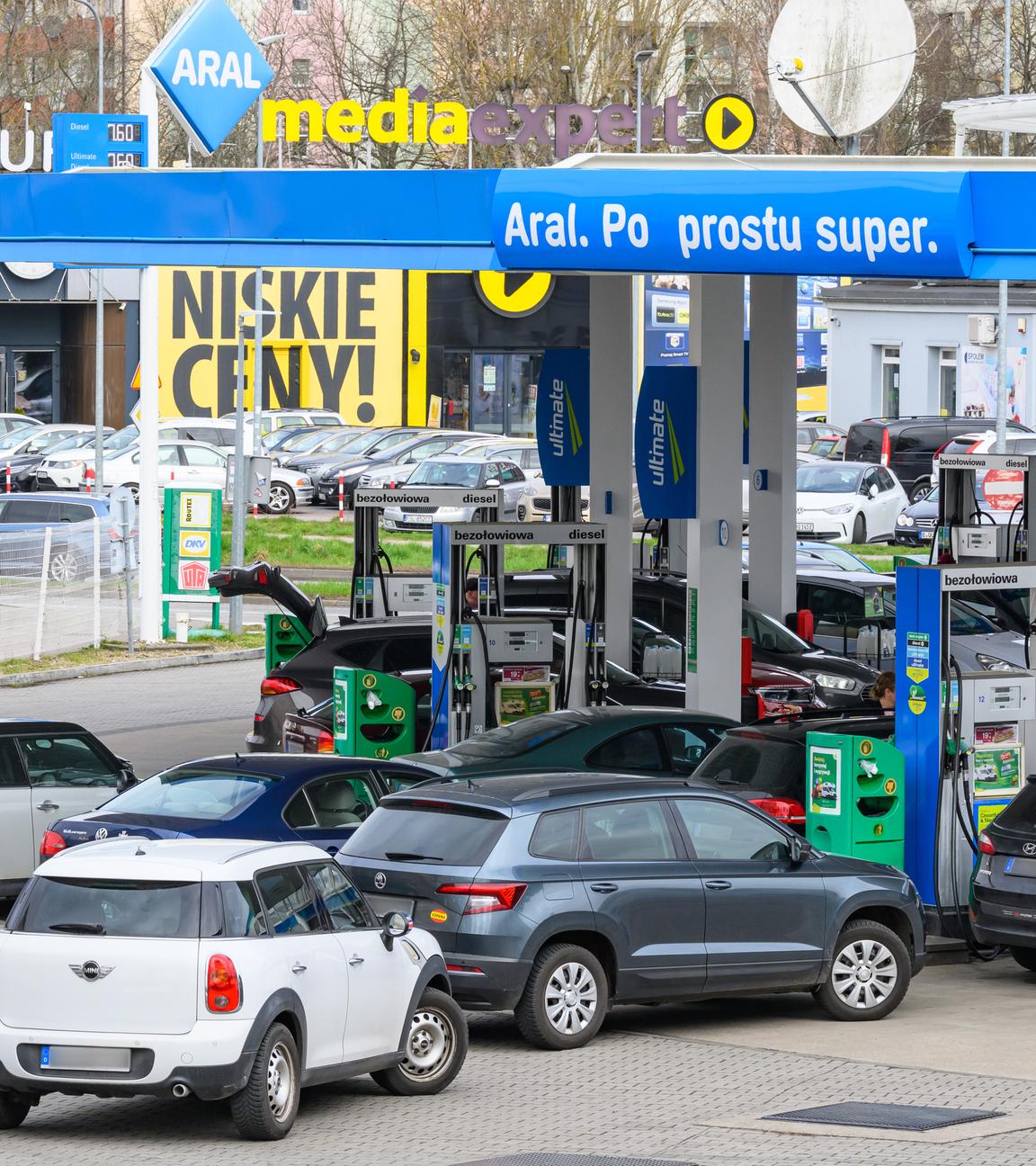 Fahrzeuge mit deutschen Kennzeichen stehen an einer polnischen Tankstelle
