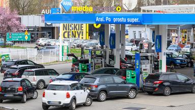 Fahrzeuge mit deutschen Kennzeichen stehen an einer polnischen Tankstelle