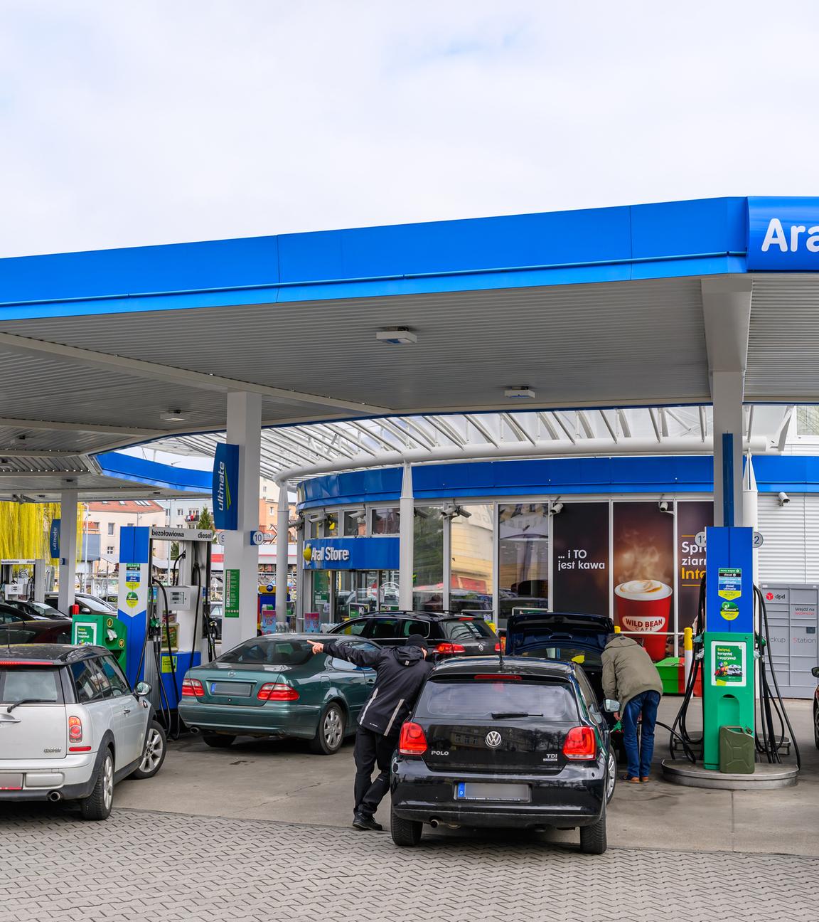 Fahrzeuge mit deutschen Kennzeichen stehen an einer Tankstelle in Polen
