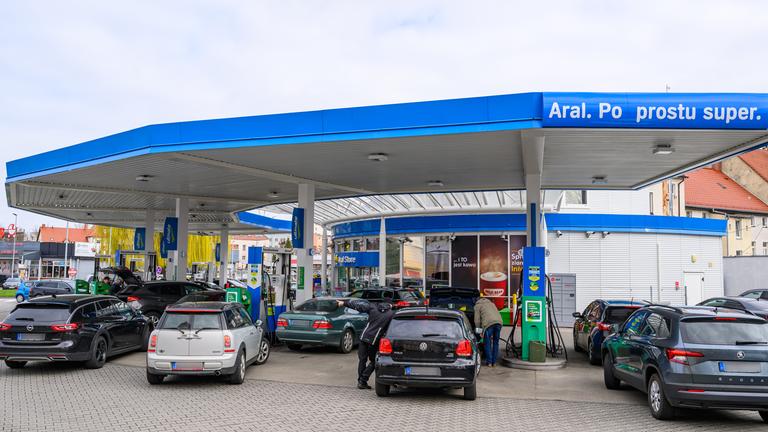 Fahrzeuge mit deutschen Kennzeichen stehen an einer Tankstelle in Polen
