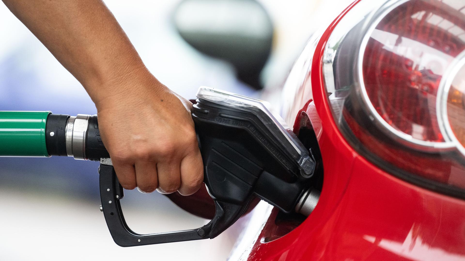 Symbolbild: Eine Frau tankt an einer Tankstelle. 