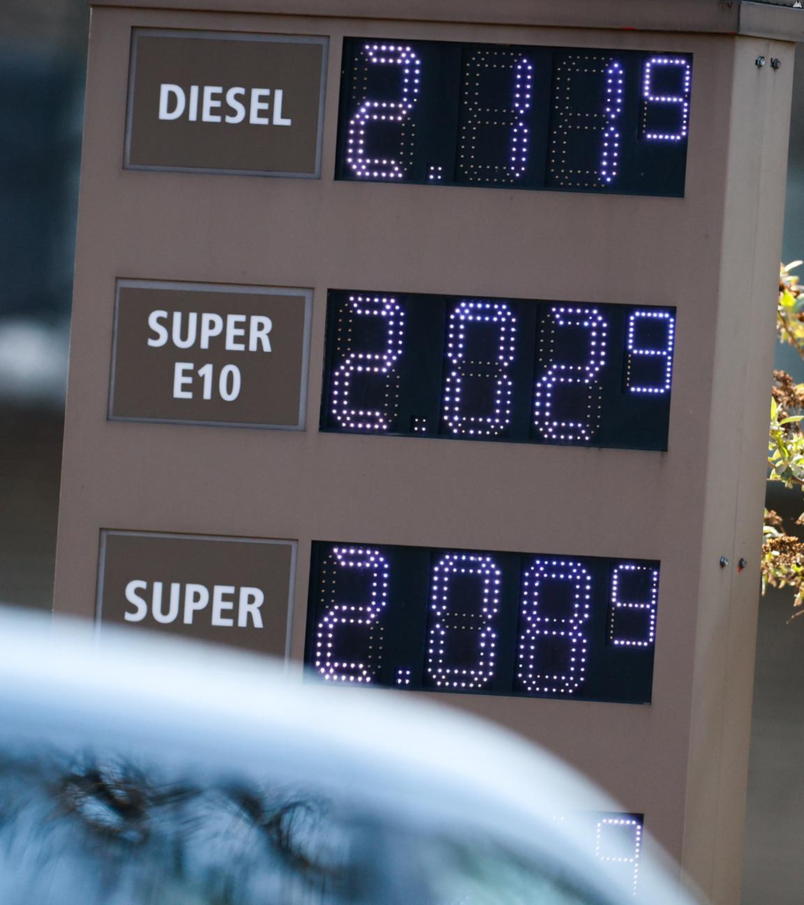  Eine Anzeige an einer Tankstelle zeigt Preise über zwei Euro pro Liter für Diesel, Super E10 und Super an.