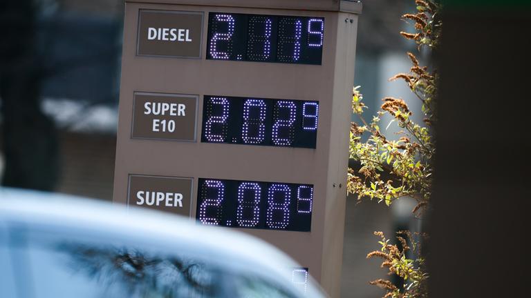  Eine Anzeige an einer Tankstelle zeigt Preise über zwei Euro pro Liter für Diesel, Super E10 und Super an.