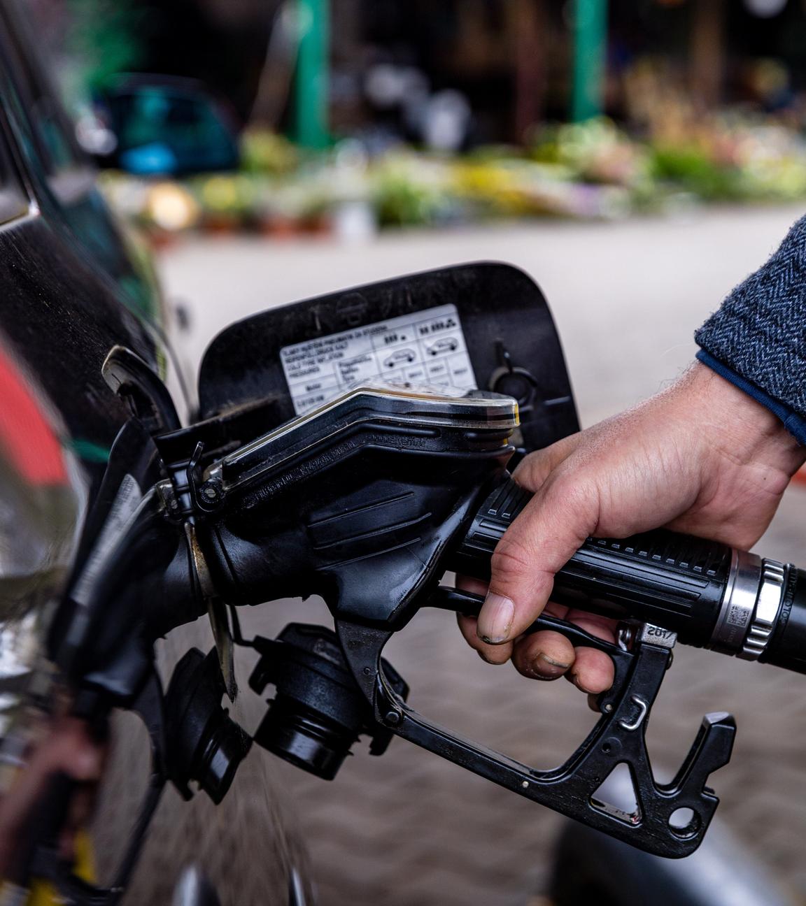 Ein Tankrüssel steckt im Tankstutzen eines Kraftfahrzeuges