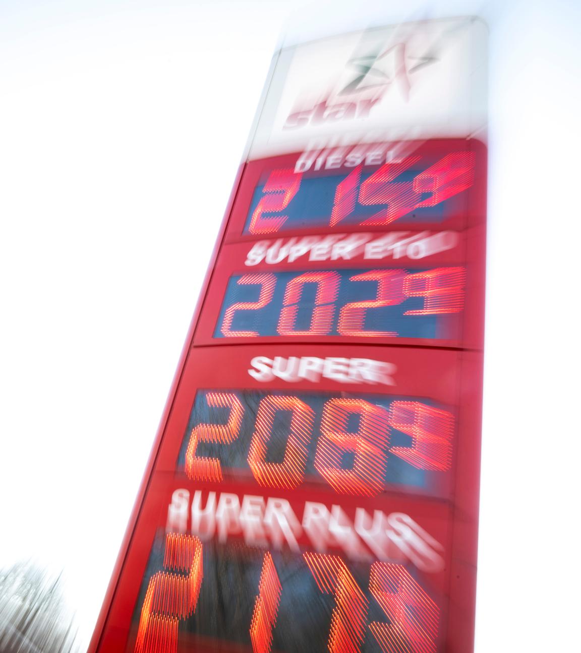 Symbolbild: Auf einer Preistafel einer Tankstelle werden die Spritpreise von Diesel, Super Benzin und Super Plus angezeigt. 