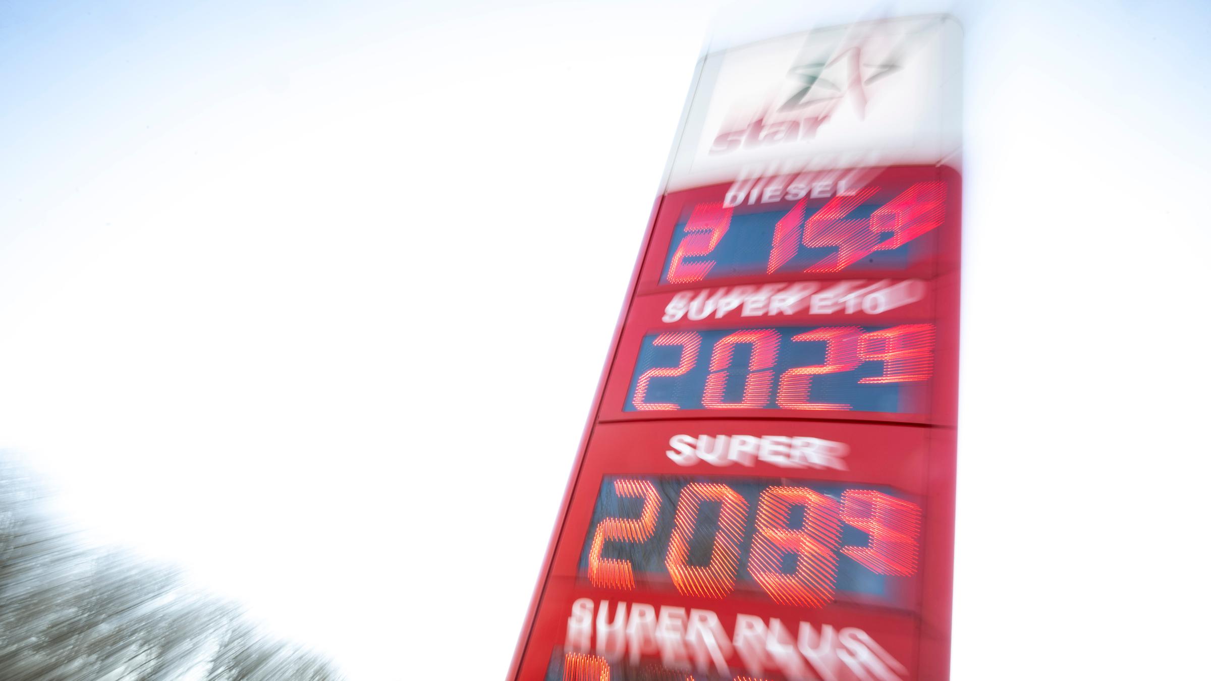 Symbolbild: Auf einer Preistafel einer Tankstelle werden die Spritpreise von Diesel, Super Benzin und Super Plus angezeigt. 