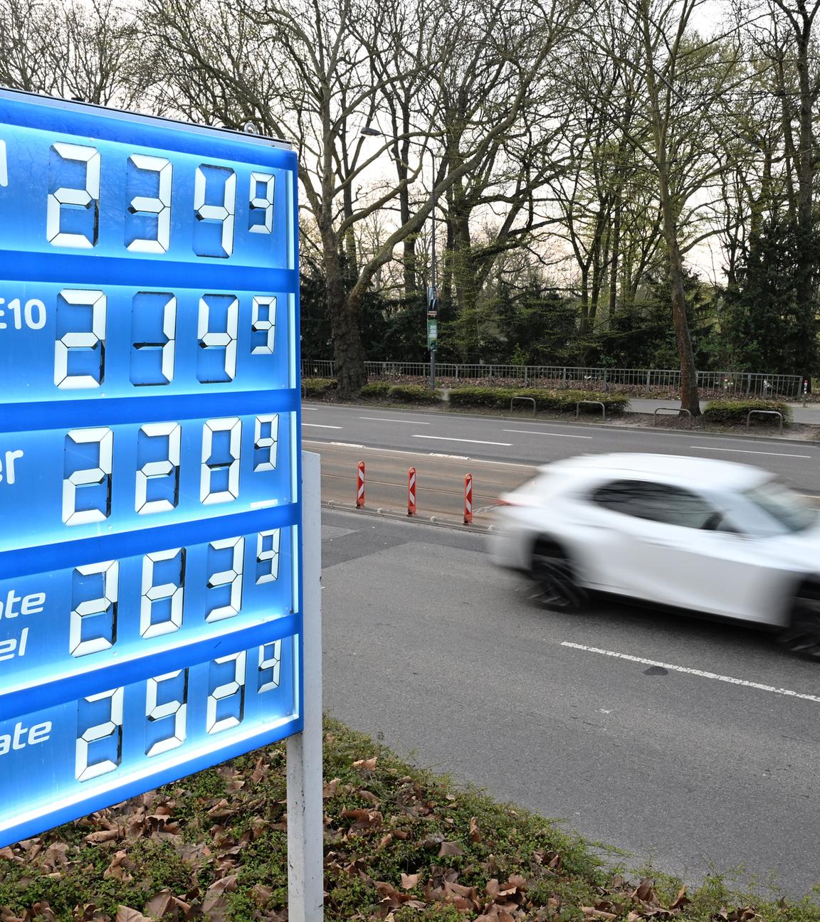 Symbolbild:  An Auto fährt am Morgen an der Preisanzeige einer Tankstelle vorbei. 