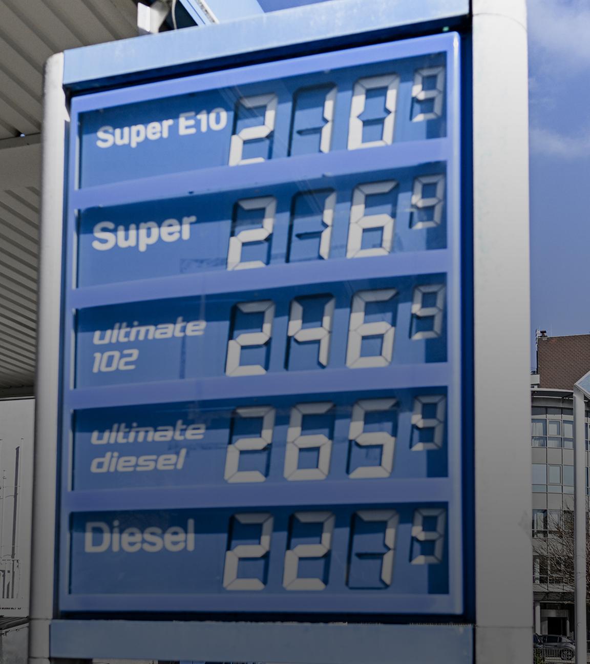 Preisschilder stehen am Mittwoch, 01. April an einer ARAL-Tankstelle an der Alfredstraße in Essen-Rüttenscheid.