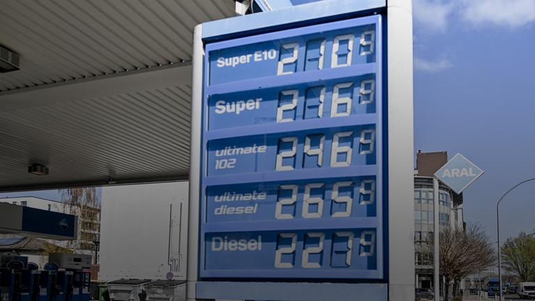 Preisschilder stehen am Mittwoch, 01. April an einer ARAL-Tankstelle an der Alfredstraße in Essen-Rüttenscheid.