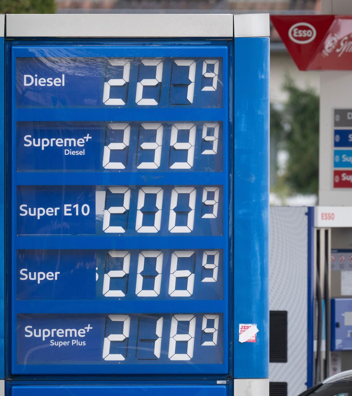 Stuttgart: Blick auf die Anzeigetafel einer Tankstelle am Vormittag. Seit heute dürfen Tankstellen nur einmal täglich, um 12.00 Uhr, die Preise erhöhen.